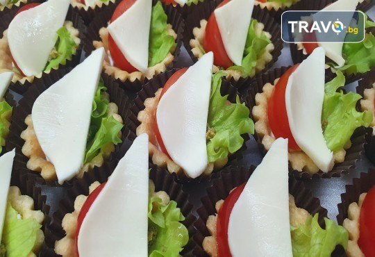 Италианско меню за вашия празник! 100 бр. солени хапки и италиански тарталети плюс ПОДАРЪК плато гофрети от Мечо Фууд Кетъринг - Снимка 2