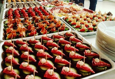 Италианско меню за вашия празник! 100 бр. солени хапки и италиански тарталети плюс ПОДАРЪК плато гофрети от Мечо Фууд Кетъринг - Снимка