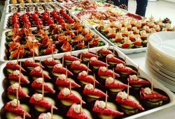 Италианско меню за вашия празник! 100 бр. солени хапки и италиански тарталети плюс ПОДАРЪК плато гофрети от Мечо Фууд Кетъринг - Снимка