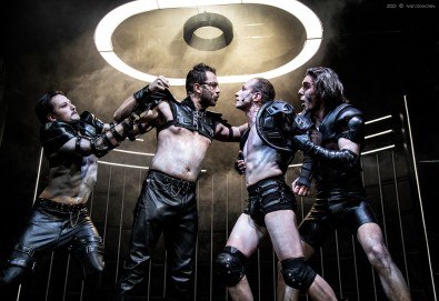 Гледайте Анастасия Лютова, Богдан Бухалов и Весела Бабинова в Портокал с часовников механизъм на 21-ви март (събота) в Малък градски театър Зад канала - Снимка