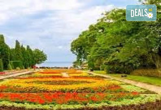 Фестивал на лалетата в Балчик! 1 нощувка, закуска, посещение на нос Калиакра, водач и транспорт от Дениз Травел - Снимка 1