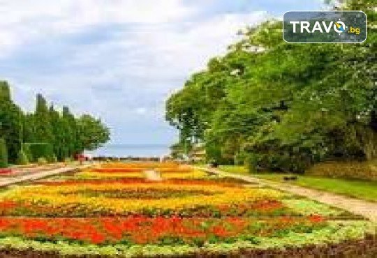 Фестивал на лалетата в Балчик! 1 нощувка, закуска, посещение на нос Калиакра, водач и транспорт от Дениз Травел - Снимка 1