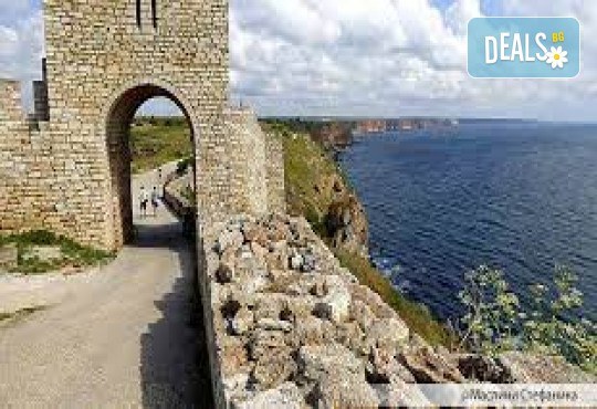 Фестивал на лалето в Балчик! 1 нощувка, посещение на нос Калиакра, Аладжа манастир, Мидената ферма и транспорт от Рикотур - Снимка 6