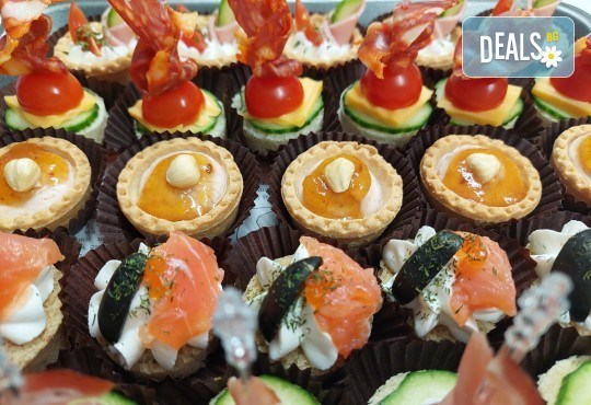 Рожден ден Party Set от 180 бр. солени и сладки коктейлни хапки в 6 плата, аранжирани за директно сервиране от Деличи кетъринг - Снимка 2