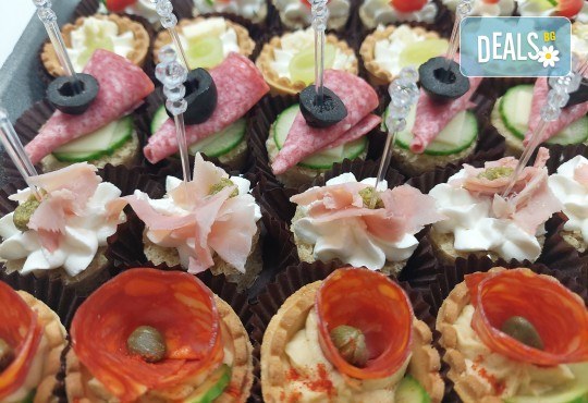 Рожден ден Party Set от 180 бр. солени и сладки коктейлни хапки в 6 плата, аранжирани за директно сервиране от Деличи кетъринг - Снимка 5