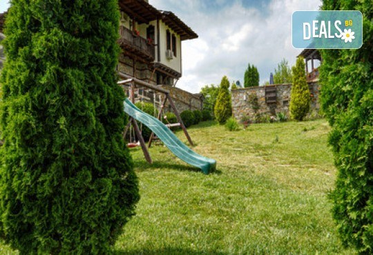 Лещен те очаква: Самостоятелна къща за 22 души сред Родопската магия! 1 Нощувка без изхранване в Панорама Хаус, ползване на оборудвана механа, барбекю, билярд, тенис на маса, детски кът, безплатно за дете до 11.99 г. - Снимка 6