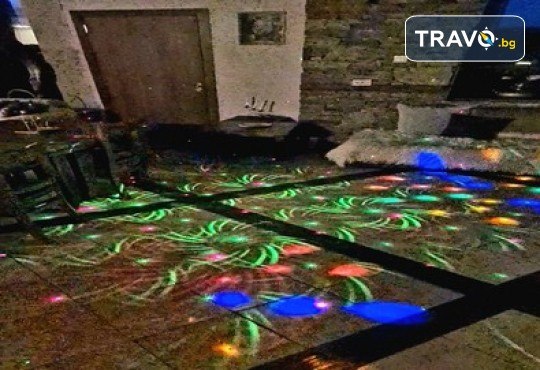 Лещен те очаква: Самостоятелна къща за 22 души сред Родопската магия! 1 Нощувка без изхранване в Панорама Хаус, ползване на оборудвана механа, барбекю, билярд, тенис на маса, детски кът, безплатно за дете до 11.99 г. - Снимка 44