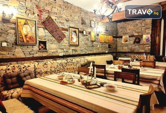 Лещен те очаква: Самостоятелна къща за 22 души сред Родопската магия! 1 Нощувка без изхранване в Панорама Хаус, ползване на оборудвана механа, барбекю, билярд, тенис на маса, детски кът, безплатно за дете до 11.99 г. - Снимка 15