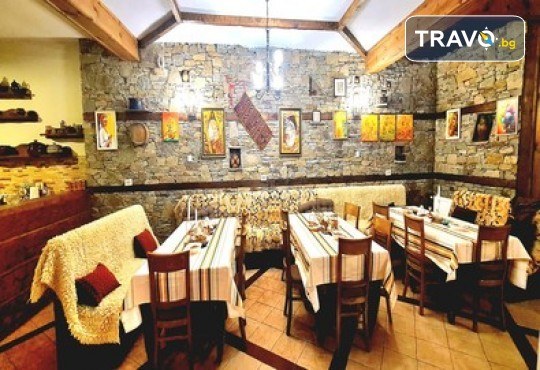 Лещен те очаква: Самостоятелна къща за 22 души сред Родопската магия! 1 Нощувка без изхранване в Панорама Хаус, ползване на оборудвана механа, барбекю, билярд, тенис на маса, детски кът, безплатно за дете до 11.99 г. - Снимка 16