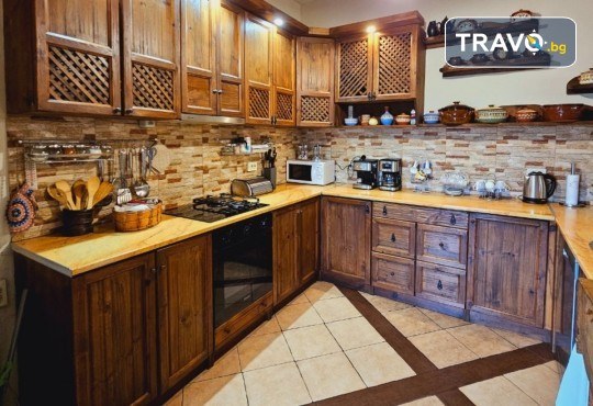 Лещен те очаква: Самостоятелна къща за 22 души сред Родопската магия! 1 Нощувка без изхранване в Панорама Хаус, ползване на оборудвана механа, барбекю, билярд, тенис на маса, детски кът, безплатно за дете до 11.99 г. - Снимка 52