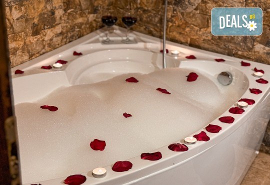 Лятна ваканция сред прохладата на Родопа планина в Еко къща Дървена, с.Лещен! 1 Нощувка за двама в самостоятелна къща с хидромасажна вана, оборудвана кухня, барбекю, камина - Снимка 17