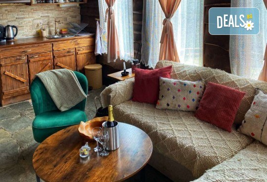 Лятна ваканция сред прохладата на Родопа планина в Еко къща Дървена, с.Лещен! 1 Нощувка за двама в самостоятелна къща с хидромасажна вана, оборудвана кухня, барбекю, камина - Снимка 12