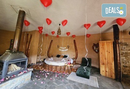 Релакс и романтика в Еко къща Землянка, с.Лещен! 1 Нощувка за двама в самостоятелна къща с хидромасажна вана, оборудвана кухня, барбекю, камина - Снимка 9