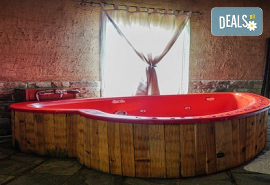 Релакс и романтика в Еко къща Землянка, с.Лещен! 1 Нощувка за двама в самостоятелна къща с хидромасажна вана, оборудвана кухня, барбекю, камина - Снимка 17