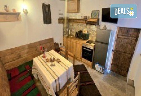 Лятна романтична ваканция и релакс във Вили Панорама, с.Лещен! 1 Нощувка за двама в самостоятелна вила с хидромасажна вана, собствен самостоятелен двор и отделен вход, оборудвана кухня, барбекю, камина - Снимка 45