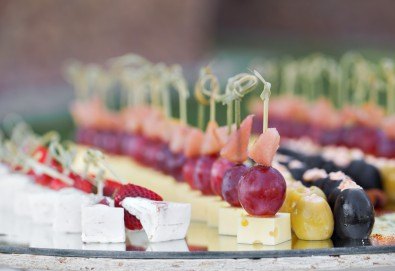Вземете Сет 7 върховни вкуса с 205 бр. солени коктейлни хапки, разпределени в 7 плата, от Деличи кетъринг - Снимка