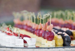Вземете Сет 7 върховни вкуса с 205 бр. солени коктейлни хапки, разпределени в 7 плата, от Деличи кетъринг - Снимка