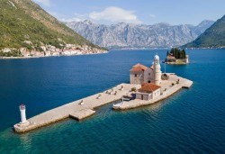 Екскурзия до Адриатика - богата история и красива природа! 6 нощувки със закуски, посещение на Будва, Пераст, Котор, Дубровник – Сплит/Трогир, Плитвишки езера, транспорт и богата туристическа програма от Слав Травел - Снимка