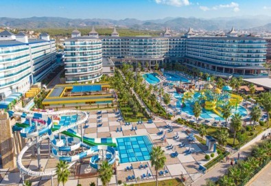 LAST MINUTE: All Inclusive ваканция 2026 в Batihan Beach Resort 5*, Кушадасъ! 7 нощувки, басейни, водни пързалки, безплатно за дете до 12.99 г. и транспорт от Belprego Travel - Снимка