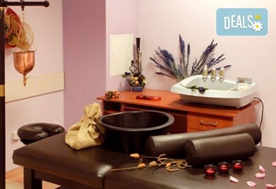 Шоколадов масаж за двама на гръб, горни крайници и шийни прешлени, и джакузи с шоколад или SPA капсула от център Енигма - Снимка 5