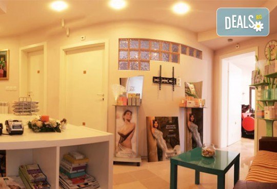 Ултразвуково почистване на лице, масаж, хидратация с кислород и витаминен коктейл+оформяне на вежди от център ''Енигма'' - Снимка 10