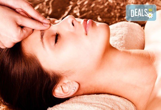 Ултразвуково почистване на лице, масаж, хидратация с кислород и витаминен коктейл+оформяне на вежди от център ''Енигма'' - Снимка 2