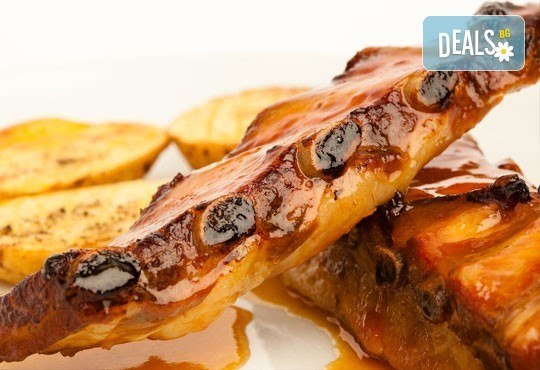 Апетитно! Мариновани свински ребра с гарнитура от печени картофи и свежа салата от Delano Bar and Dinner! - Снимка 1