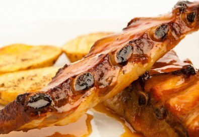 Апетитно! Мариновани свински ребра с гарнитура от печени картофи и свежа салата от Delano Bar and Dinner!
