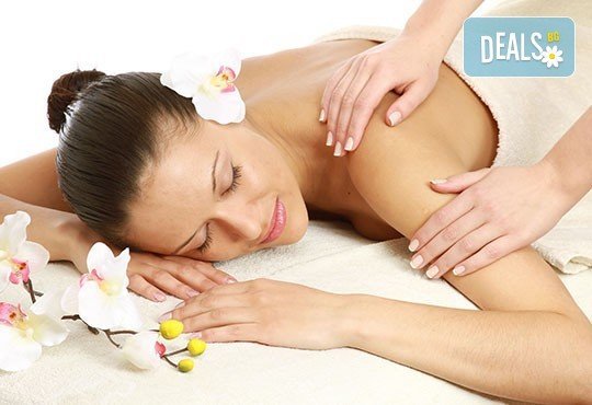Отпуснете се с частичен масаж на гръб и бонус: масаж на ръце и длани в център Beauty and Relax, Варна! - Снимка 1