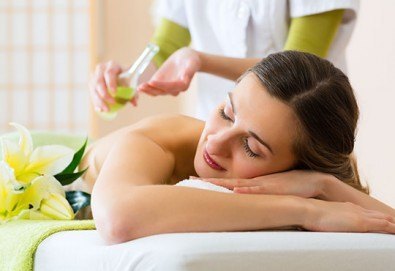 Отпуснете се и се отървете от напрежението! 3 процедури по 30 мин лечебен масаж на гръб в център Beauty and Relax, Варна