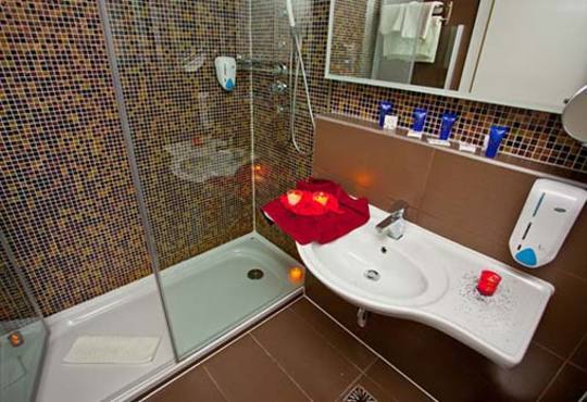 ​Нова Година 2016 в Босна и Херцеговина! 3 нощувки със закуски в Hollywood hotel 4*, Сараево, транспорт и много бонуси! - Снимка 3