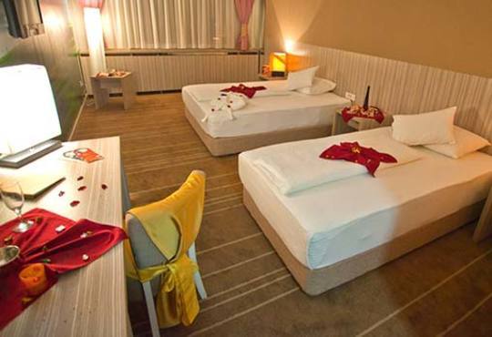 ​Нова Година 2016 в Босна и Херцеговина! 3 нощувки със закуски в Hollywood hotel 4*, Сараево, транспорт и много бонуси! - Снимка 5