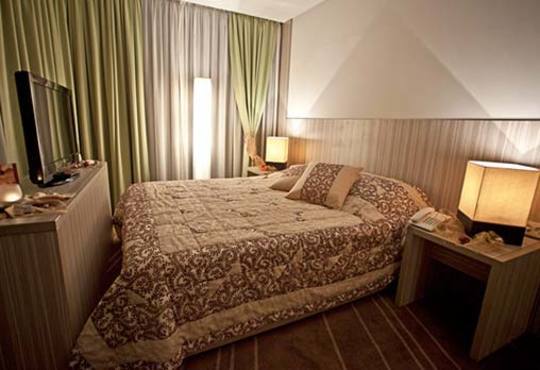 ​Нова Година 2016 в Босна и Херцеговина! 3 нощувки със закуски в Hollywood hotel 4*, Сараево, транспорт и много бонуси! - Снимка 2