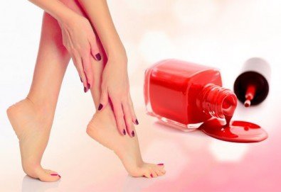 Маникюр и педикюр с лакове O.P.I. и UV топ лак и бонус: 30% отстъпка от козметична услуга при посещение в салон Вили!