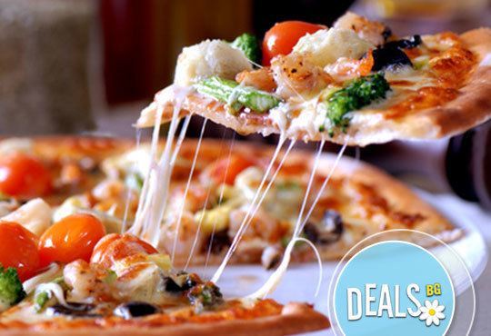 Доставки по домовете! Две големи пици и бутилка бяло или червено вино с доставка от Кулинарна къща НИКИ - Снимка 1