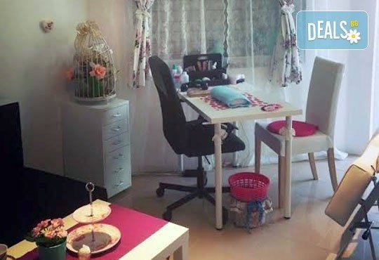 Завършете стила си със страхотен маникюр с гел лак Bluesky и 2 декорации в салон за красота Vintage Dolls - Снимка 5