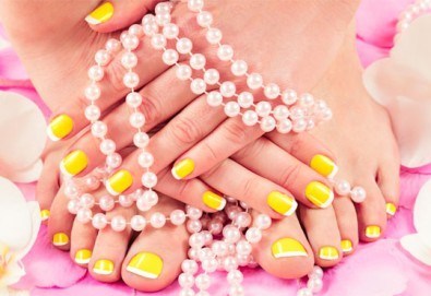 Заблестете с ярките цветове на Bluesky и SNB! Подарете си класически маникюр и педикюр с 4 декорации в салон Лаура стайл