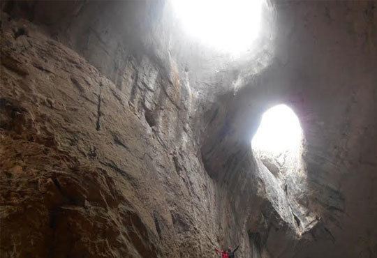 Октомврийски екстремен ден в района на пещера Проходна: бънджи скок, алпийски рапел, скално катерене и още от Ax! Sports - Снимка 7