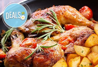 Апетитно фаршировано пилешко бутче със задушени картофи и мешана салата в Ресторант-механа Мамбо