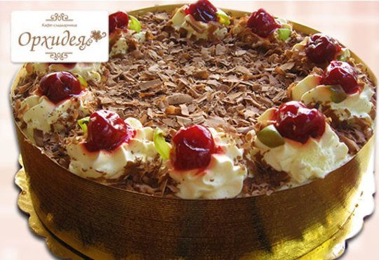 За сладки емоции! Торта Шварцвалд с черешово бренди, сладки череши и белгийски шоколад от Сладкарница Орхидея - Снимка 1