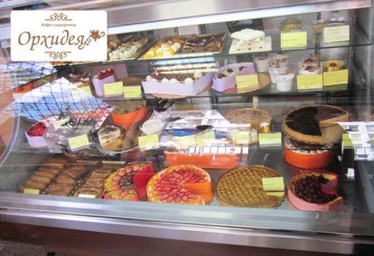 За сладки емоции! Торта Шварцвалд с черешово бренди, сладки череши и белгийски шоколад от Сладкарница Орхидея - Снимка 3