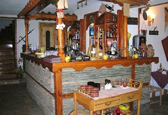 Кубинска кухня в ресторант Бадемова къща!Панирани тигрови скариди с доматена салца и банани, кубинска салата и чаша вино - Снимка 6