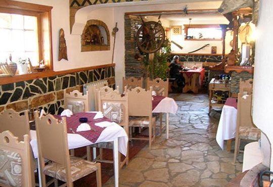 Кубинска кухня в ресторант Бадемова къща!Панирани тигрови скариди с доматена салца и банани, кубинска салата и чаша вино - Снимка 7