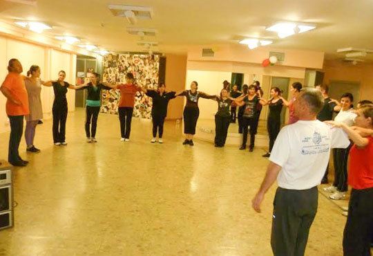 Научете се да танцувате в ритъма на народната музика! 2 или 4 посещения на народни танци в Клуб Ах! Хорца! - Снимка 2