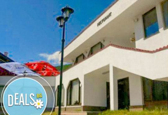 До края на ноември в Брацигово! 1 нощувка със закуска, обяд и вечеря в СПА хотел Виктория, ползване на басейн - Снимка 2