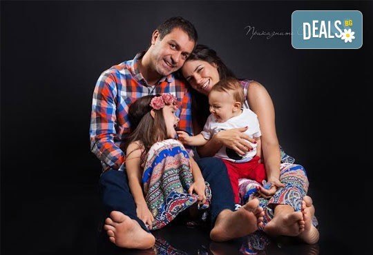 Детска, бебешка или семейна фотосесия в студио с 12 обработени кадъра от Приказните снимки! - Снимка 11