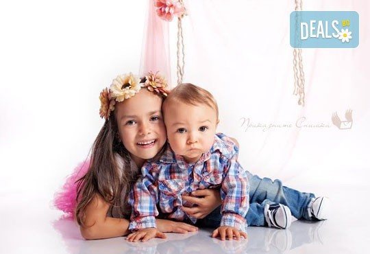 Детска, бебешка или семейна фотосесия в студио с 12 обработени кадъра от Приказните снимки! - Снимка 3
