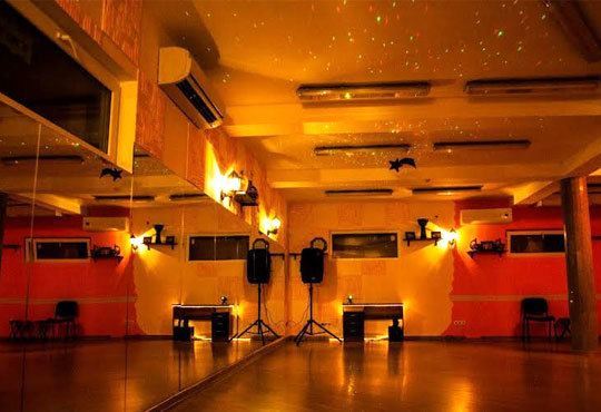 Раздвижете се и се забавлявайте! 5 посещения на занимания по зумба в зала Dance It, Студентски град! - Снимка 3