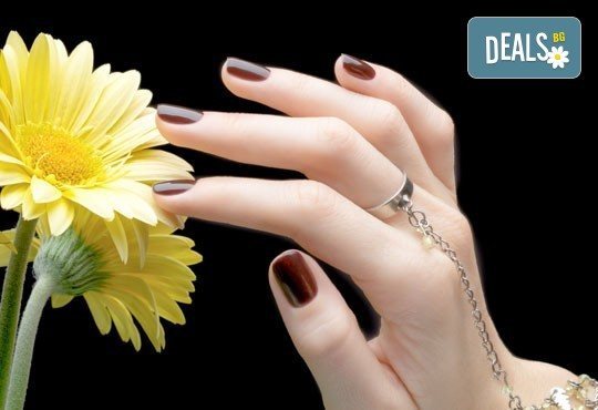 Маникюр с дълготраен лак Gelish или Bluesky, пилинг, подхранващ крем, 4 декорации или сваляне на гел лак от Долче Вита! - Снимка 1