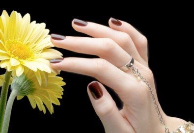 Маникюр с дълготраен лак Gelish или Bluesky, пилинг, подхранващ крем, 4 декорации или сваляне на гел лак от Долче Вита!